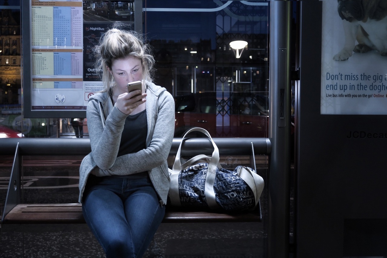 people, woman, girl, female, texting, mobile, phone, bag, travel, waiting, blue travel, blue phone, blue mobile, blue smartphone, blue telephone, texting, texting, mobile, phone, waiting, waiting, waiting, waiting, waiting